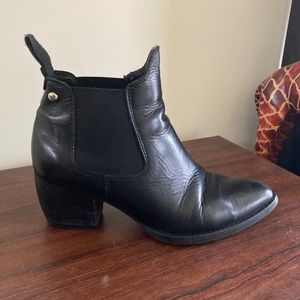 Chelsea Black Leather Booties 37.